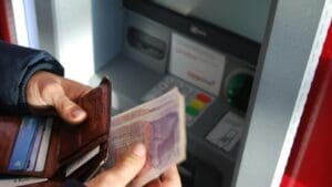 Tento způsob placení v supermarketu je nejnebezpečnější. Zloději dat se na něj v roce 2026 zaměřili
