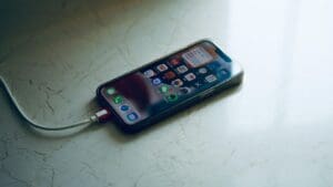 Tuhle chybu dělá při nabíjení telefonu půlka Česka. Zkracujete si tím životnost o roky