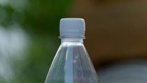 Naštvala vás „neoddělitelná“ plastová víčka?Sedněte si, ať vás to neporazí nové nařízení EU